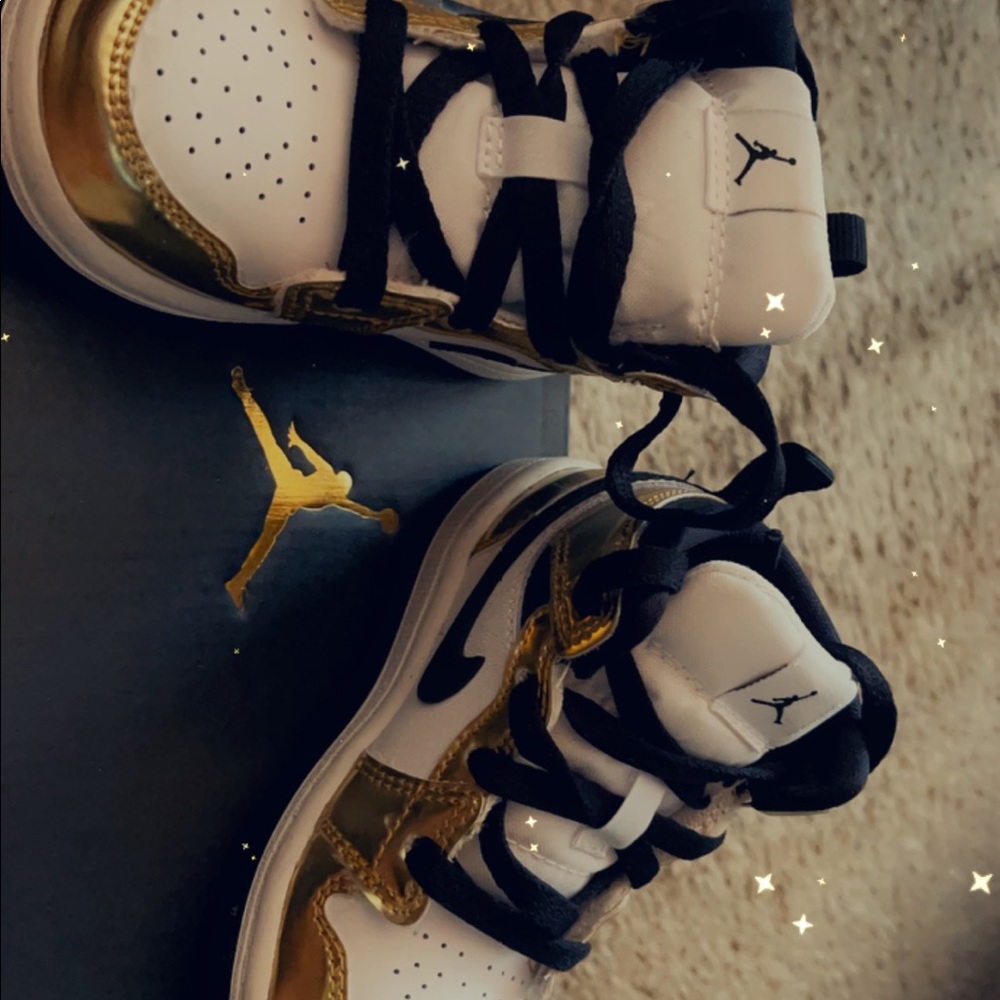 Toddler Black and Gold Jordan 1’s Size 6